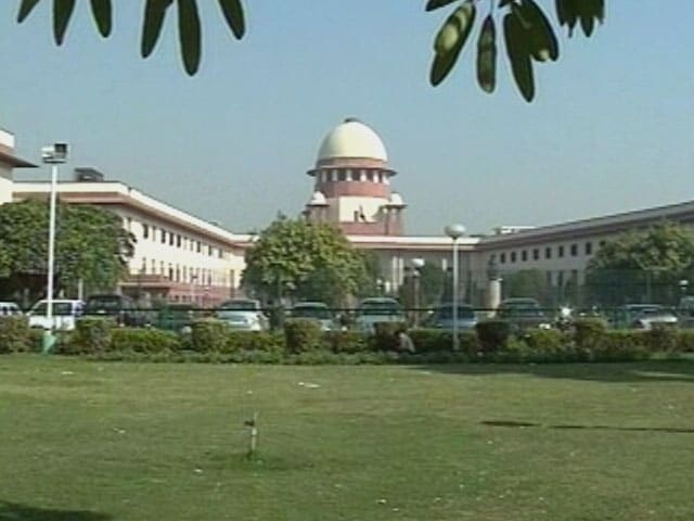 स्कूलों में छात्राओं को मुफ्त सैनिटरी पैड देने की याचिका पर SC ने केंद्र को जारी किया नोटिस