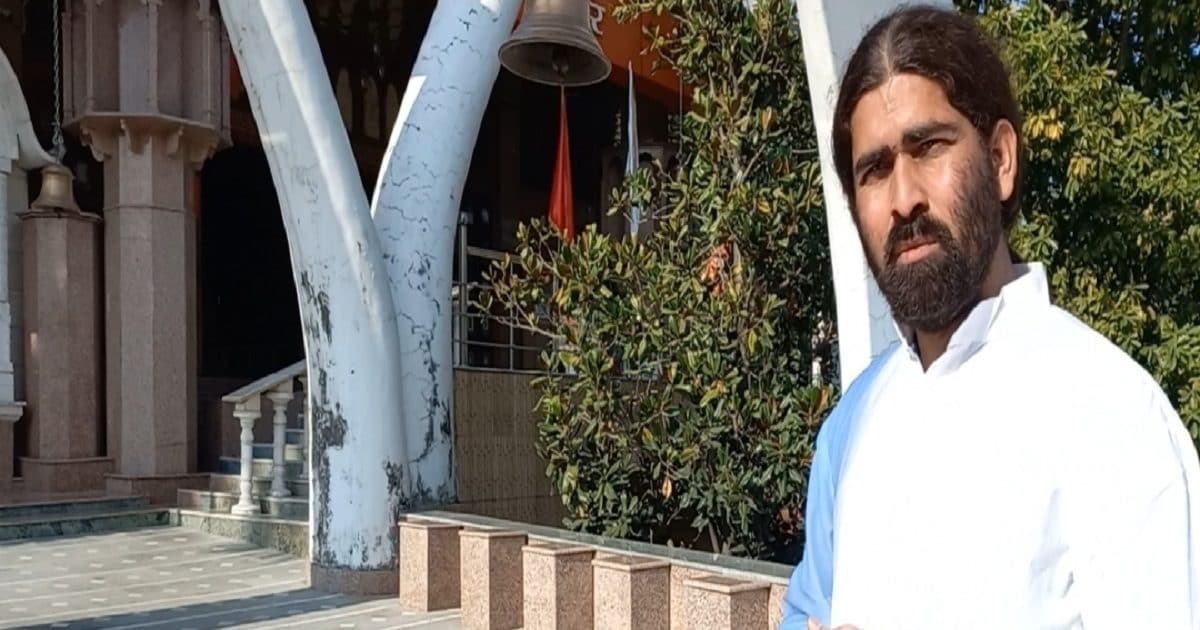 कमाल के संत हैं भाई! फर्राटेदार इंग्लिश के साथ देशी विदेशी लोगों को बनाते हैं 'मुर्गा'
