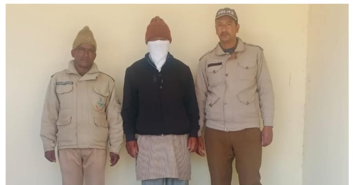 बच्चों को जागरूक करने स्कूल गई पुलिस हुई भौंचक, छात्रा ने बताया- 63 साल का बुड्डा करता है रेप