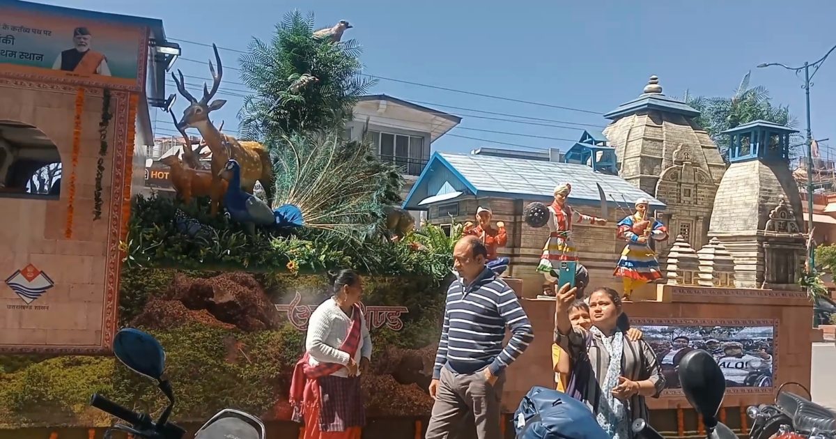 Dehradun News: अब आप भी कर सकते है मानसखंड झांकी का दीदार, देहरादून में उमड़ी भीड़, हर कोई लेने लगा सेल्फी