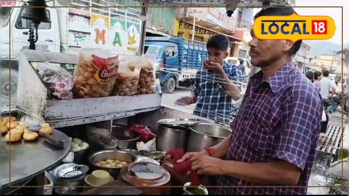 फेमस है घंटी वाले भैया की चाट, टिक्की और दही भल्ले, 11 साल से परोस रहे हैं एक जैसा स्वाद, ये है लोकेशन