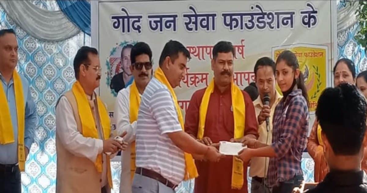 मां की अंतिम इच्छा पूरी करने की शपथ, कई बेटियों की शिक्षा में कर रहे मदद