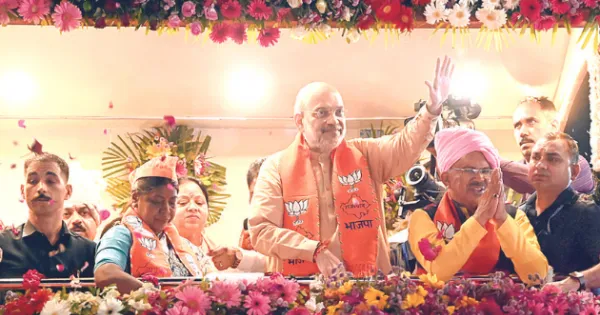 1.3 किमी लम्बा रोड शो, 50 मिनट में तय हुई दूरी, 40 जगह हुआ स्वागत