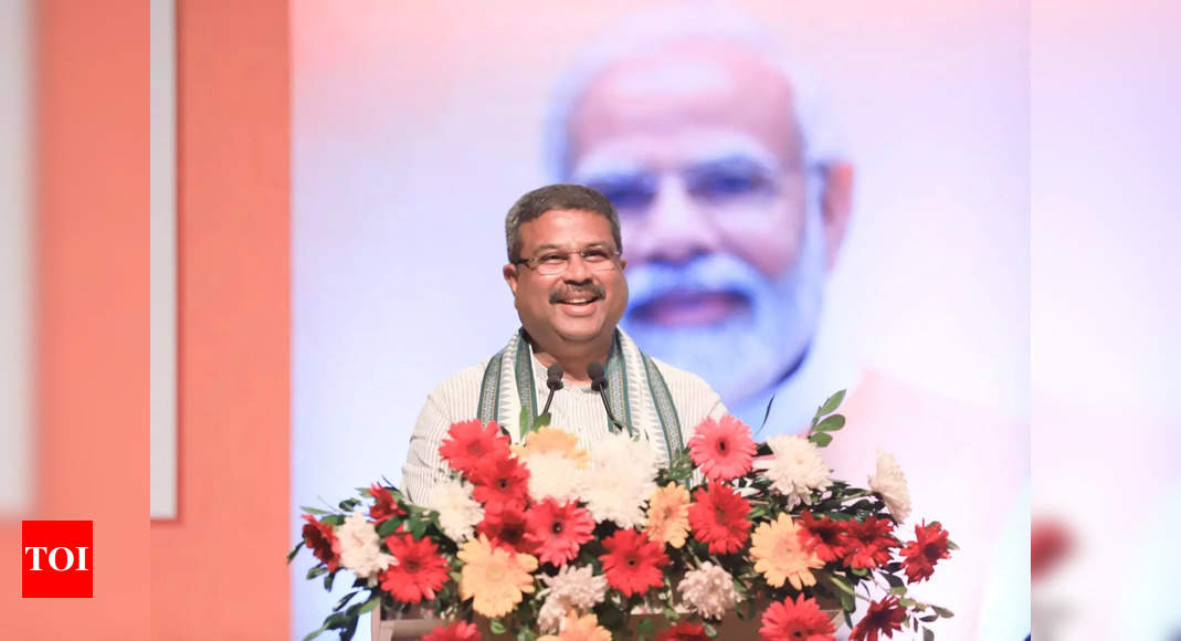 Union education minister proposes local dialects for primary education - Times of India