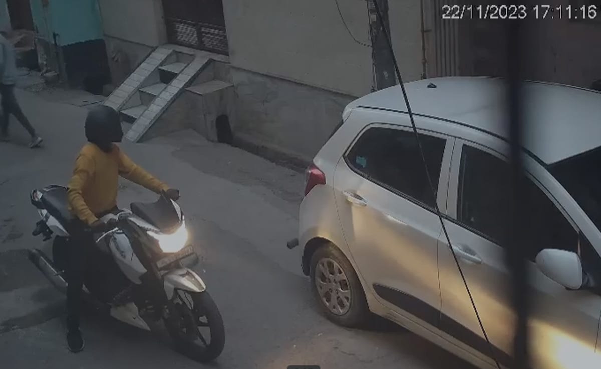 VIDEO : पीछे से आए बाइक सवार, एक ने उतरकर महिला के गले से छीनी चेन, फिर हो गए फरार