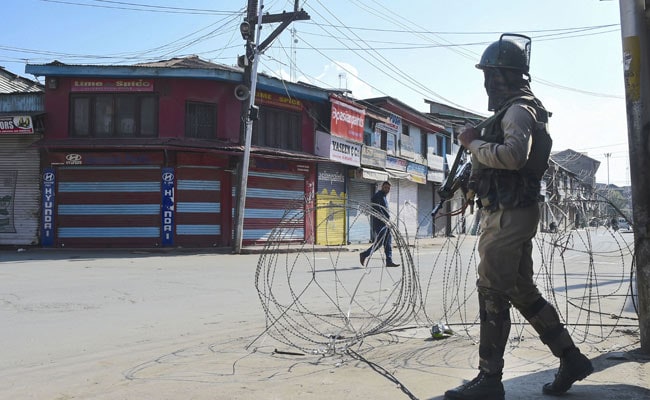 जम्मू कश्मीर : डॉक्टर, पुलिसकर्मी और 2 अन्य कर्मचारी आतंकी संबंधों के आरोप में बर्खास्त