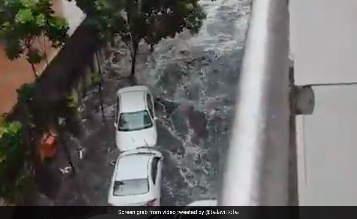 VIDEO: जब बह गईं पार्किंग में खड़ी कारें, चक्रवात मिगज़ॉम के चलते चेन्नई में आई बाढ़ में
