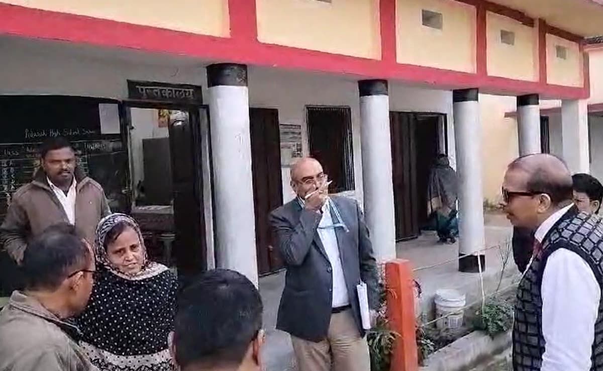 VIEDO: बिहार के इस अधिकारी के सामने महिला टीचर भूलीं अपना नाम, जमा-घटा में हकलाती दिखीं