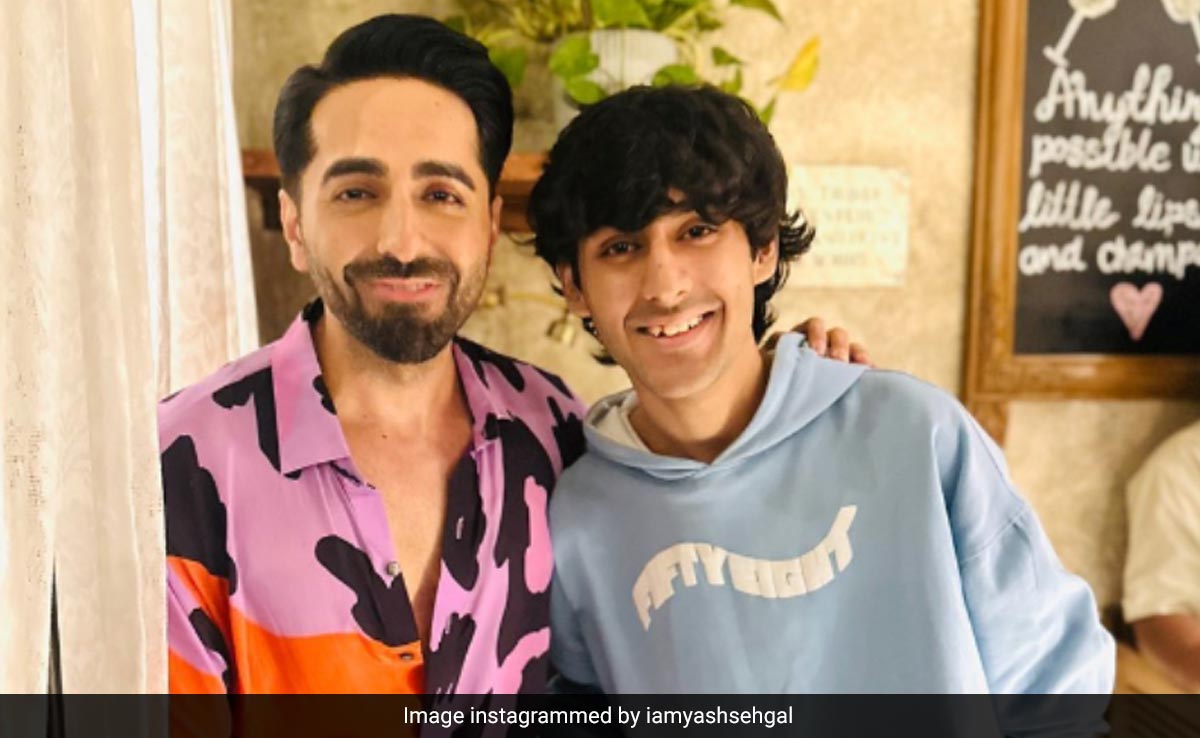 आयुष्मान खुराना संग नजर आ रहे इस यंग बॉय का रणबीर कपूर से है खास कनेक्शन,आपने पहचाना क्या ?