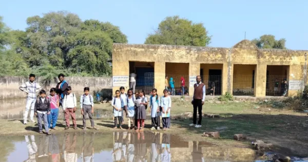 माड्साब कस्यां आऊं पढबा..स्कूल तो बण ग्यो तळाव..