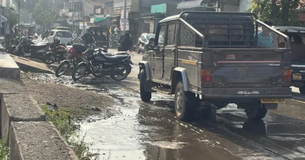 व्यर्थ बह रहा ‘अमृत’, सड़क बनी तालाब