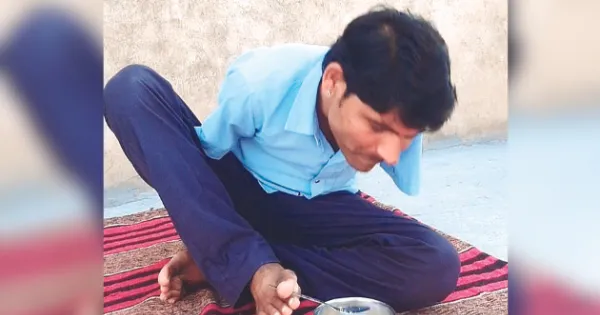 करंट लगने से दोनों हाथ कटे, पैरों को बनाया ताकत