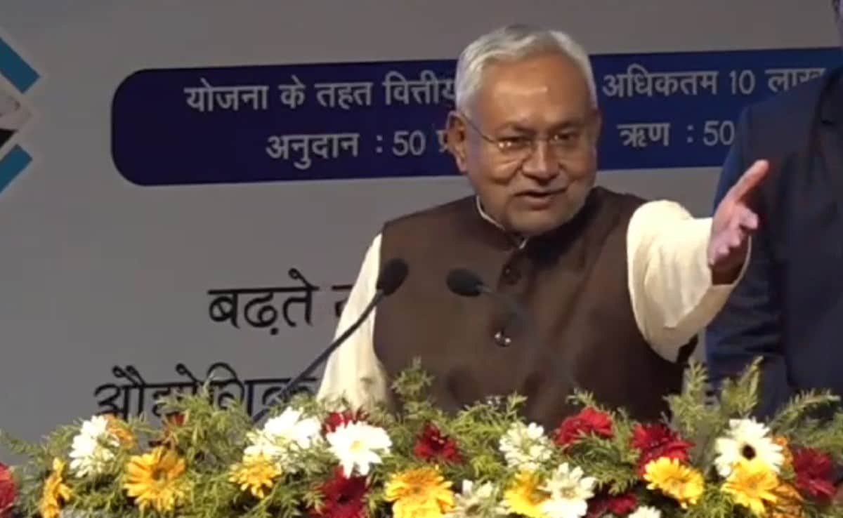 बिहार : नीतीश ने राजद के तीन मंत्रियों के विभागों में फेरबदल किया