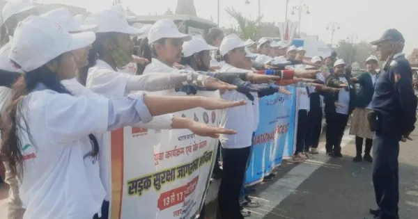 सड़क सुरक्षा जागरूकता अभियान के तहत दी ट्रैफिक नियमों के बारे में जानकारी
