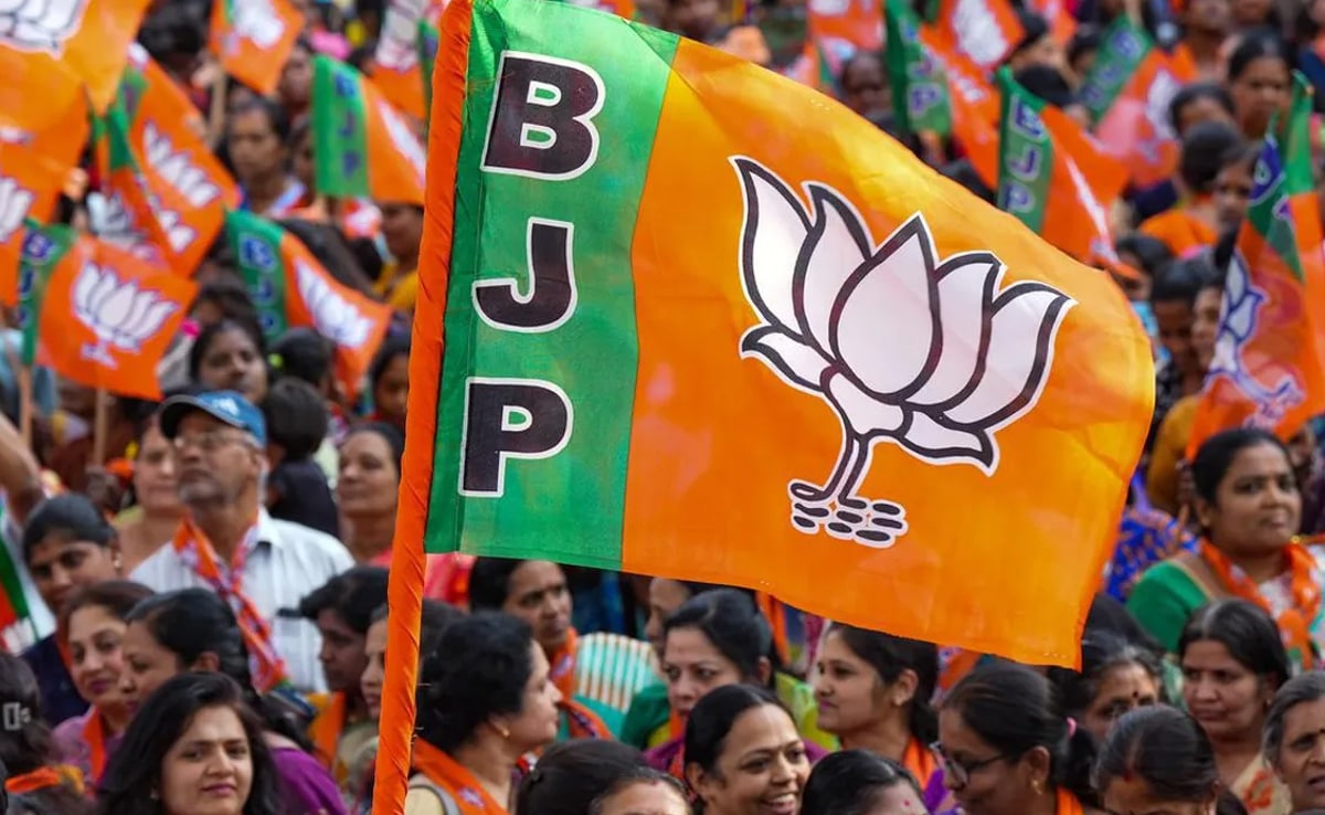 "सनातन धर्म की संवेदनाओं का अपमान...": RJD के मंदिरों को लेकर कटाक्ष करने वाले पोस्टर पर बीजेपी
