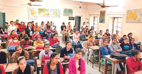 समाज का दोहरा रवैया: मुफ्त शिक्षा से बेटी और महंगी फीस से संवार रहे बेटों का भविष्य