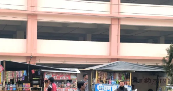 सरकारी स्कूलों के बाहर सरेआम बिक रहा गुटखा