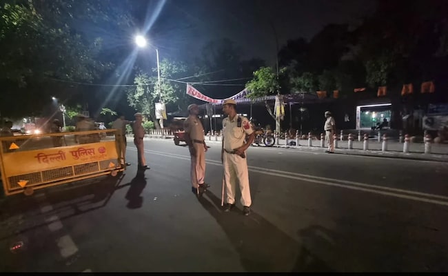 Delhi : पति ने अवैध संबंध के शक में पत्नी की छेनी से की हत्या, गिरफ्तार