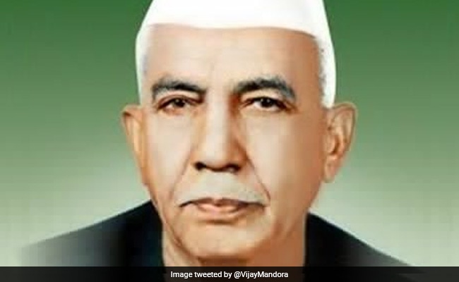 जब PM रहते इटावा के थाने में वेष बदल कर गए थे चौधरी चरण सिंह, रिश्वत भी दी!
