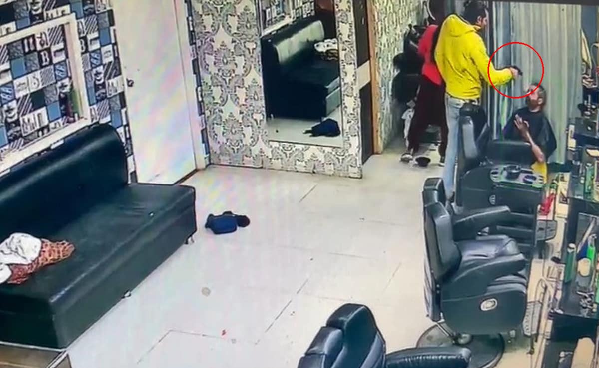 दिल्ली के सैलून में पिस्टल लेकर घुसे हमलावर, 2 युवकों को सिर में सटाकर मारी गोली; CCTV फुटेज वायरल