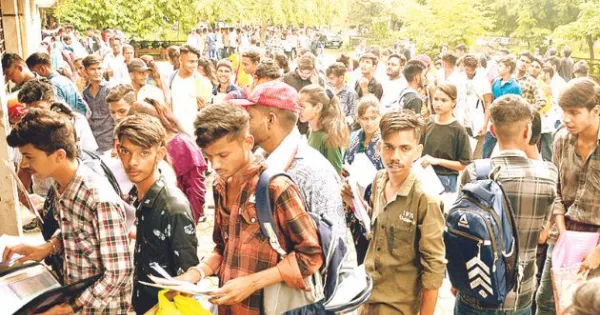 परीक्षा से पहले खाली हो गए कॉलेज, अब कौन पढ़ाएगा