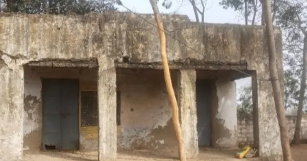 स्कूल भवन को रिपेयर कराया फिर भी खस्ताहाल, छात्र-छात्राएं परेशान