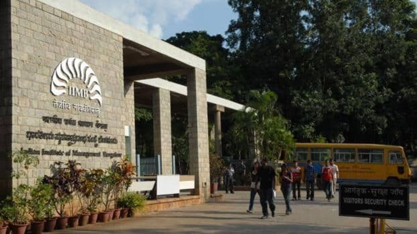 516 IIM-Bangalore students clinch  ₹32.5 lakh average annual pay