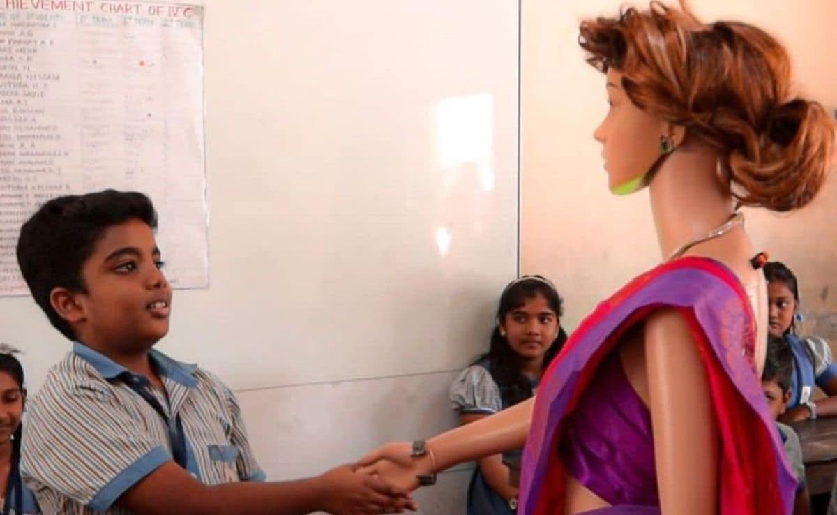 केरल में पहली बार क्लास में पढ़ाने आई AI टीचर, बच्चे बोले- हैलो इरिस मैम