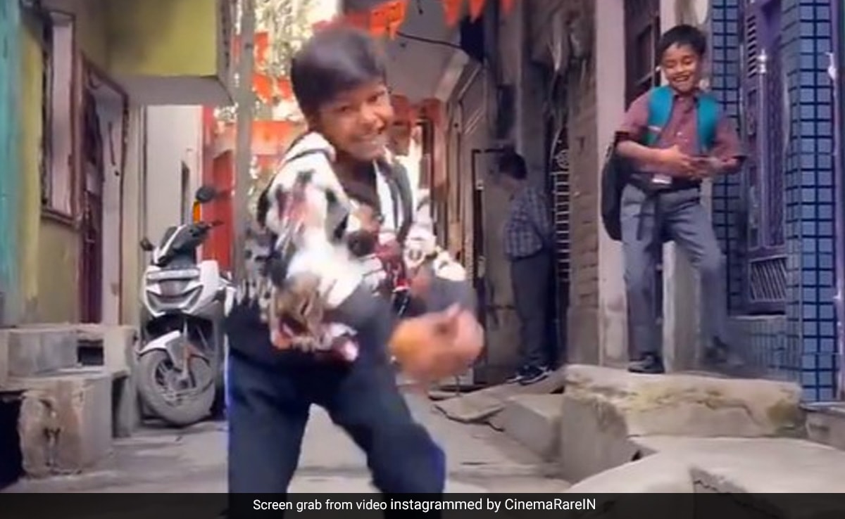 गली में डांस कर रहा था यह लड़का, स्कूल जा रहे बच्चे ने भी मारी ऐसी एंट्री शाहिद कपूर को भी किया फेल, बार-बार प्ले करेंगे वीडियो