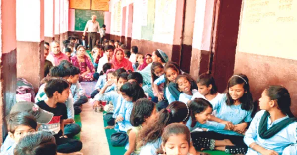 तीन शिक्षकों के भरोसे स्कूल, विद्यार्थियों का भविष्य अंधकार में