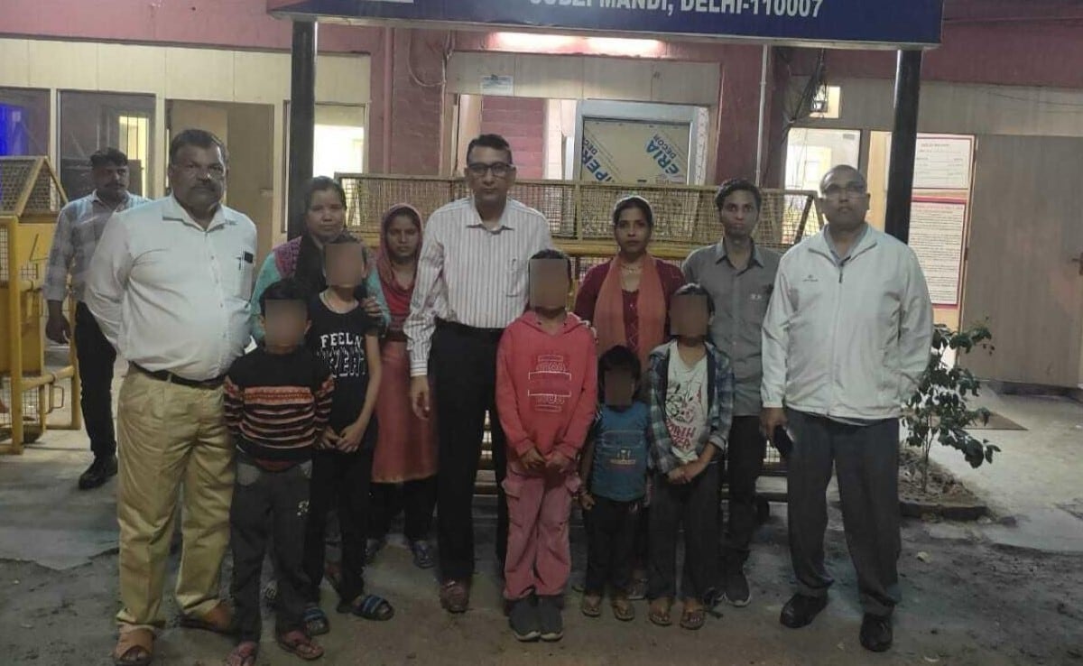 दिल्ली : 5 बच्चों को अगवा कर बेचने जा रहा था किडनैपर, रेलवे स्टेशन पर बच्चे बरामद ; आरोपी फरार