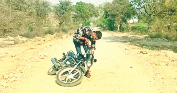 बदहाल सड़क के कारण तीन किलोमीटर का सफर एक घंटा में हो रहा पूरा