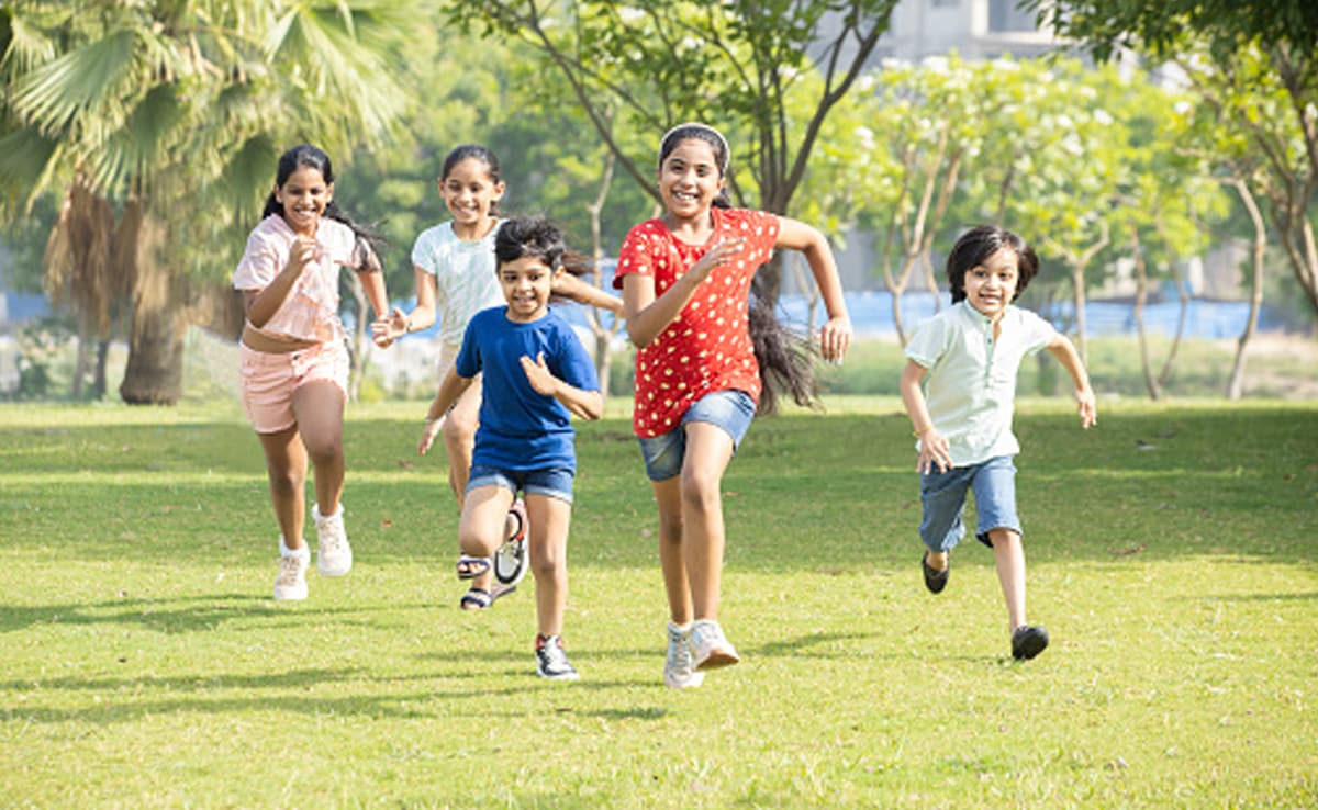 3 से 4 साल के बच्चे में पेरेंट्स ऐसे भर सकते हैं आत्मविश्वास, नहीं होगा उनमें हेजिटेशन