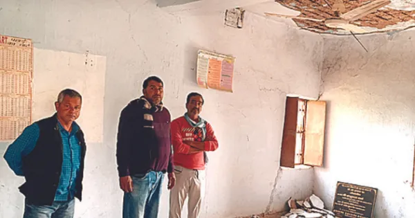 शिक्षा के मंदिर हो रहे जर्जर, दहशत में पढ़ाई को मजबूर स्टूडेंट