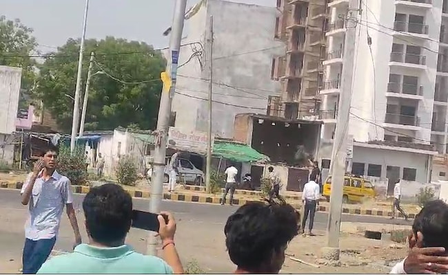 VIDEO: स्कूटर से हुई टक्कर तो कारसवार लोगों ने बीच सड़क की फायरिंग, जमकर हुई पत्थरबाजी