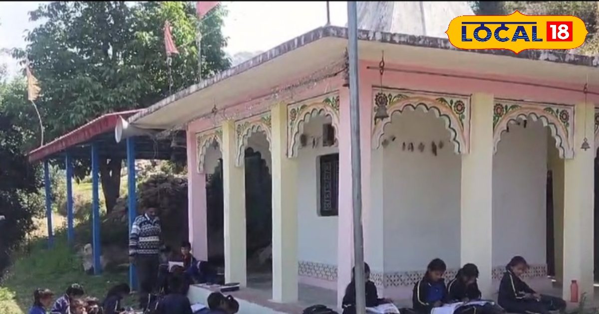 उत्तराखंड में इस जगह स्कूल खाली कर मंदिर में पढ़ रहे हैं छात्र, जानें क्यों