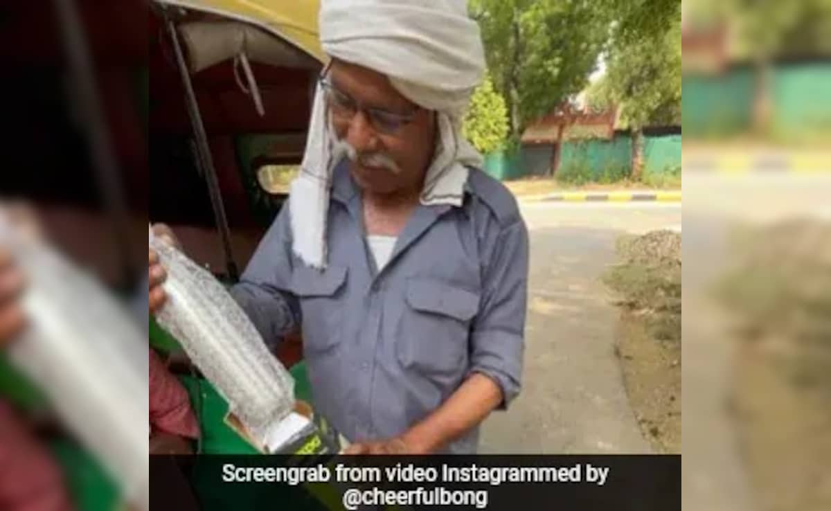 बचपन में स्कूल ले जाने वाले ऑटो ड्राइवर को लड़की ने दिया स्पेशल गिफ्ट, VIDEO कर देगा भावुक