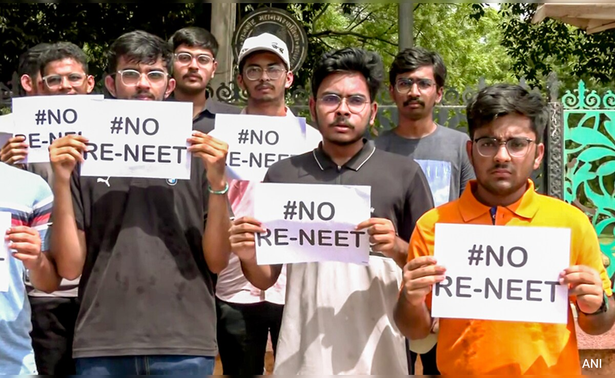 NEET Paper Leak: लातूर पुलिस के पास चौंकाने वाले सबूत, बिहार से जुड़ रहे तार; गिरफ्तार टीचर जलील पठान भी सस्पेंड