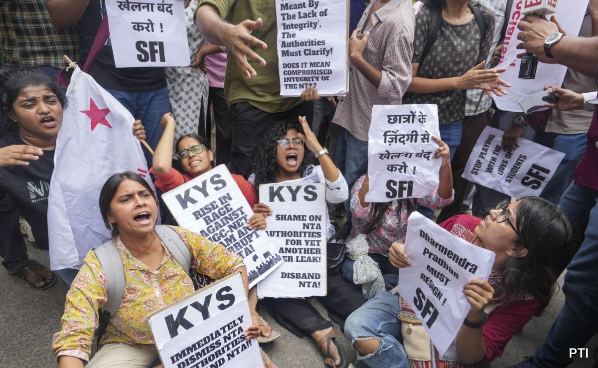 NEET पेपर लीक मामले का गुजरात कनेक्शन, 4 जिलों समेत 7 जगहों पर CBI कर रही छापेमारी