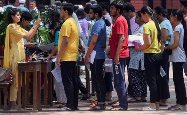 NEET पेपर लीक विवाद को संसद में उठाएगा विपक्ष, सरकार बोली- जवाब देने को तैयार