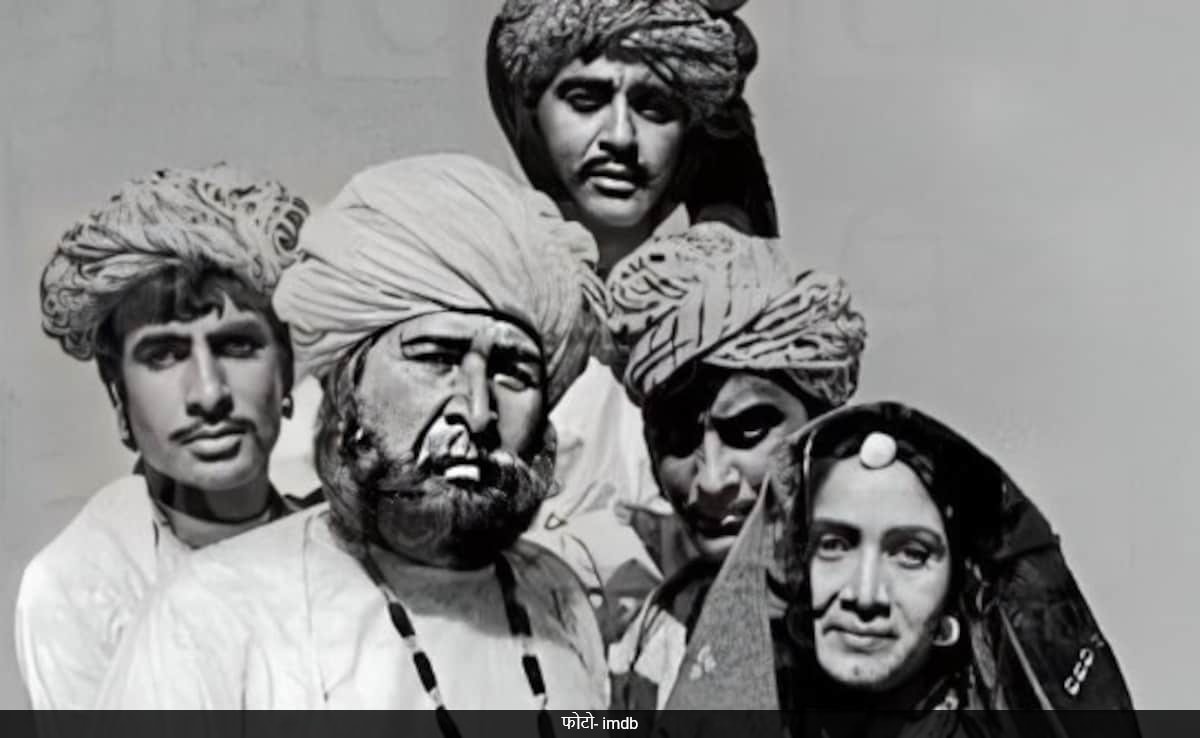 Amitabh Bachchan की इस फिल्म से सुनील दत्त को हुआ था घाटा, गिरवी रखा बंगला, बेची थी कार, बस में सफर करते थे संजय दत्त के पापा