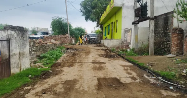 असर खबर का - गौरव पथ पर फैल रहे कीचड़ एवं गंदे पानी की निकासी करवाई