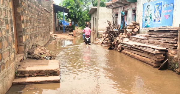 आम रास्ते बने दरिया, लोग परेशान, जिम्मेदार अनजान