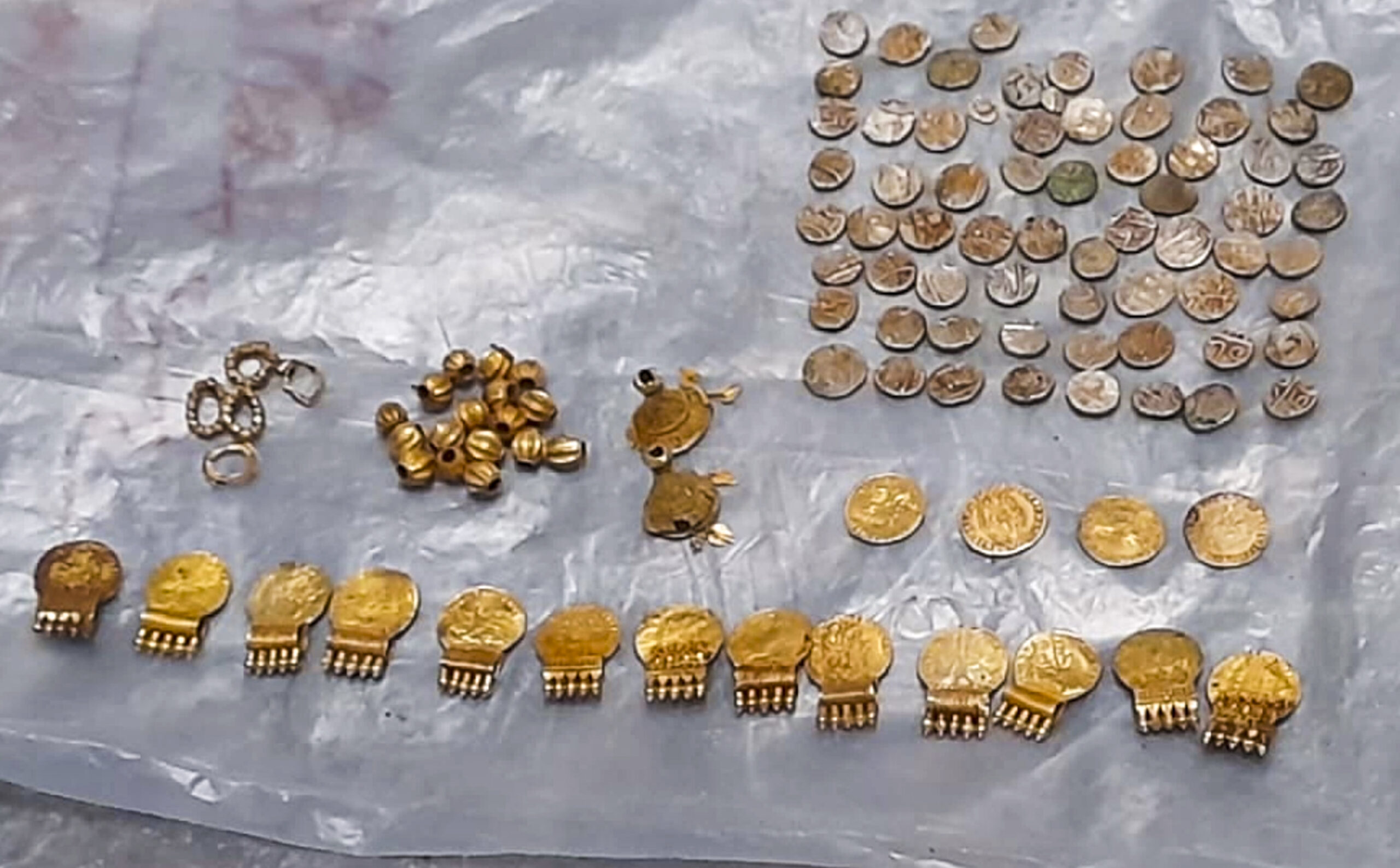 खुदाई कर रहे मजदूरों के हाथ लगा सोने-चांदी के सिक्कों से भरा खजाना, देखकर आप भी रह जाएंगे हैरान