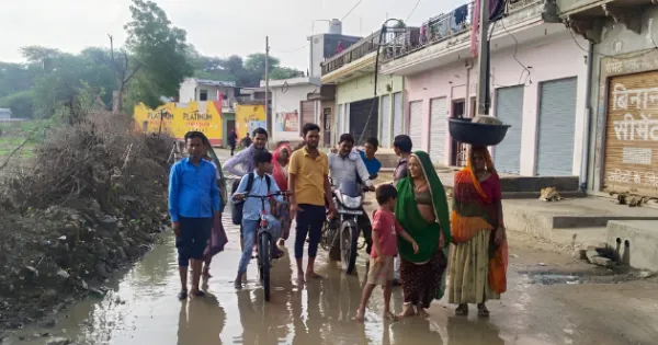 गंदे पानी से निकलने को मजबूर जनता