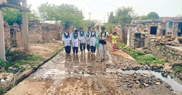 गौरव पथ पर फैल रहे कीचड़ और गंदे पानी से जनता परेशान