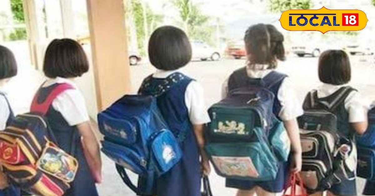 जब बारिश में भीगते हुए स्कूल पहुंच गए बच्चे, तब आया छुट्टी का आदेश