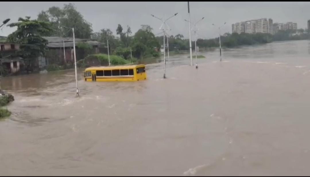 ठाणे : भारी बारिश से बढ़ी लोगों की मुश्किलें, उफान पर कामवारी नदी, स्कूल बस भी डूबी