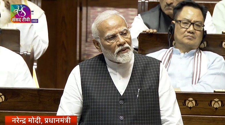 राज्‍यसभा से वॉकआउट कर रहे थे विपक्षी सांसद और पीछे से खूब सुनाते रहे PM मोदी