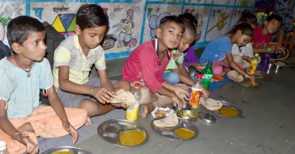 नामांकन की तुलना में केवल 60 फीसदी कर रहे मिड डे मील